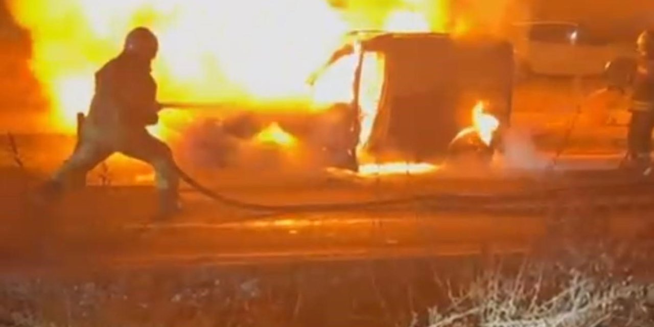 Diyarbakır’da hafif ticari araç alev topuna döndü