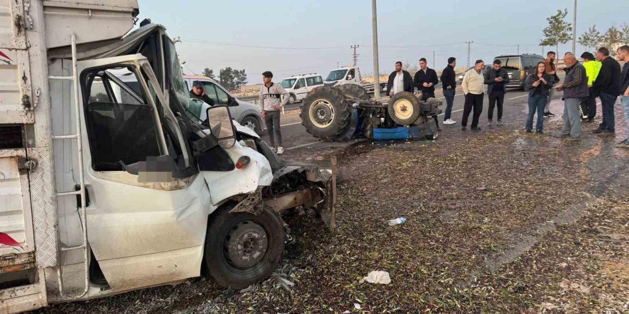Urfa’da traktör ile kamyonet çarpıştı: 2 yaralı