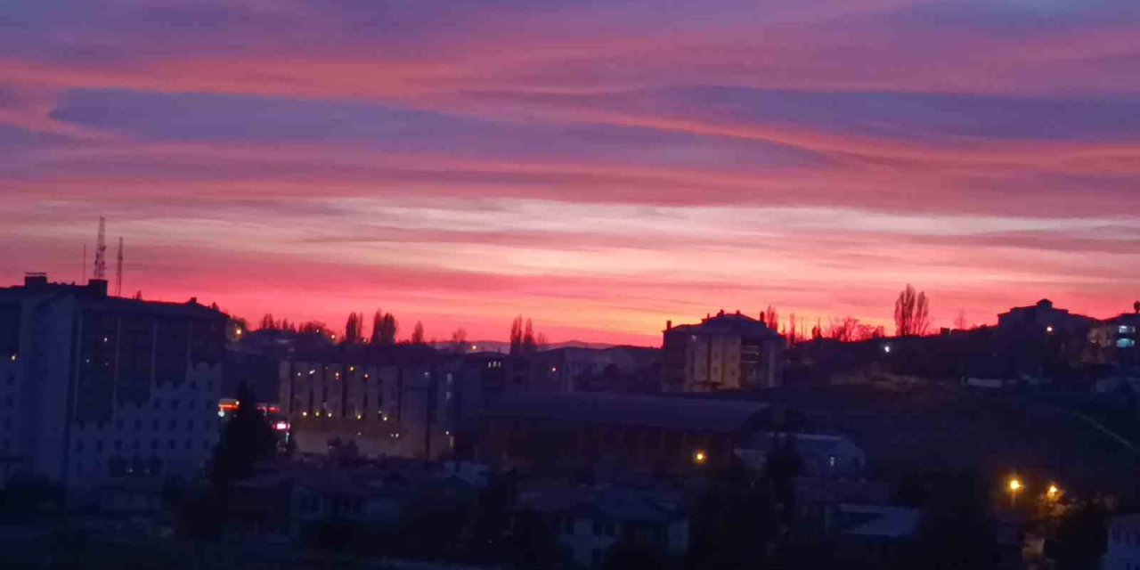 Kars’ta gökyüzü kızıla büründü