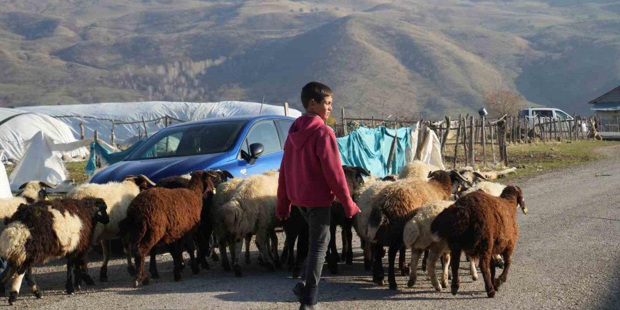 Muş'ta öğretmenler devamsızlık yapan öğrenciler için köy köy geziyor