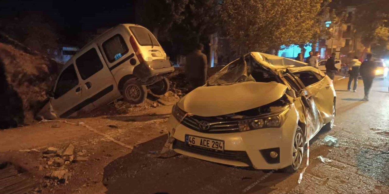 Aşırı hız yapan araç park halindeki otomobile çarpıp inşaat alanına uçtu: 2 kişi yaralandı
