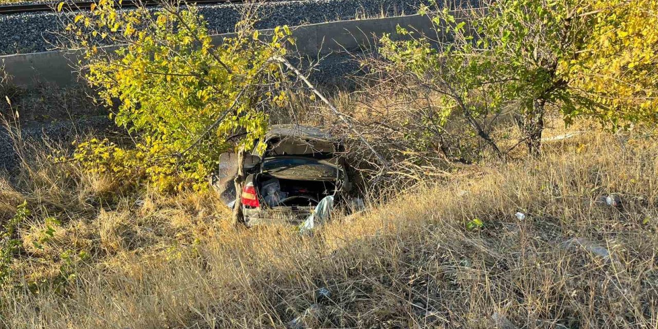 Adıyaman’da iki otomobil kafa kafaya çarpıştı: 2 kişi yaralandı