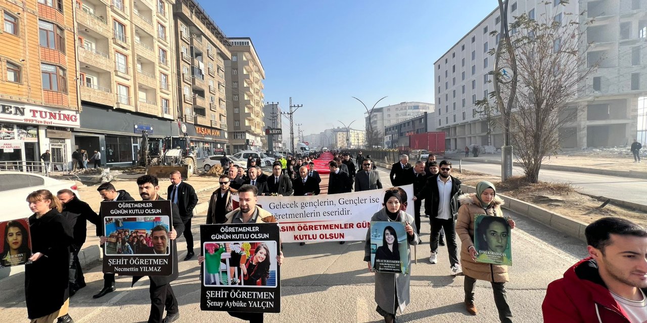 Yüksekova’da Öğretmenler Günü yürüyüşü düzenlendi