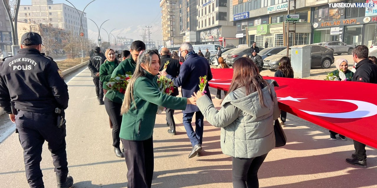 Yüksekova’da öğretmenlere gül sürprizi