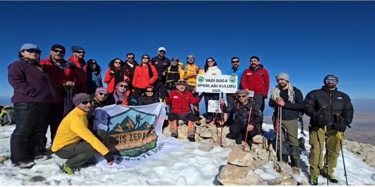 Vanlı dağcılar ’Öğretmenler Günü’ne özel tırmanış yaptı