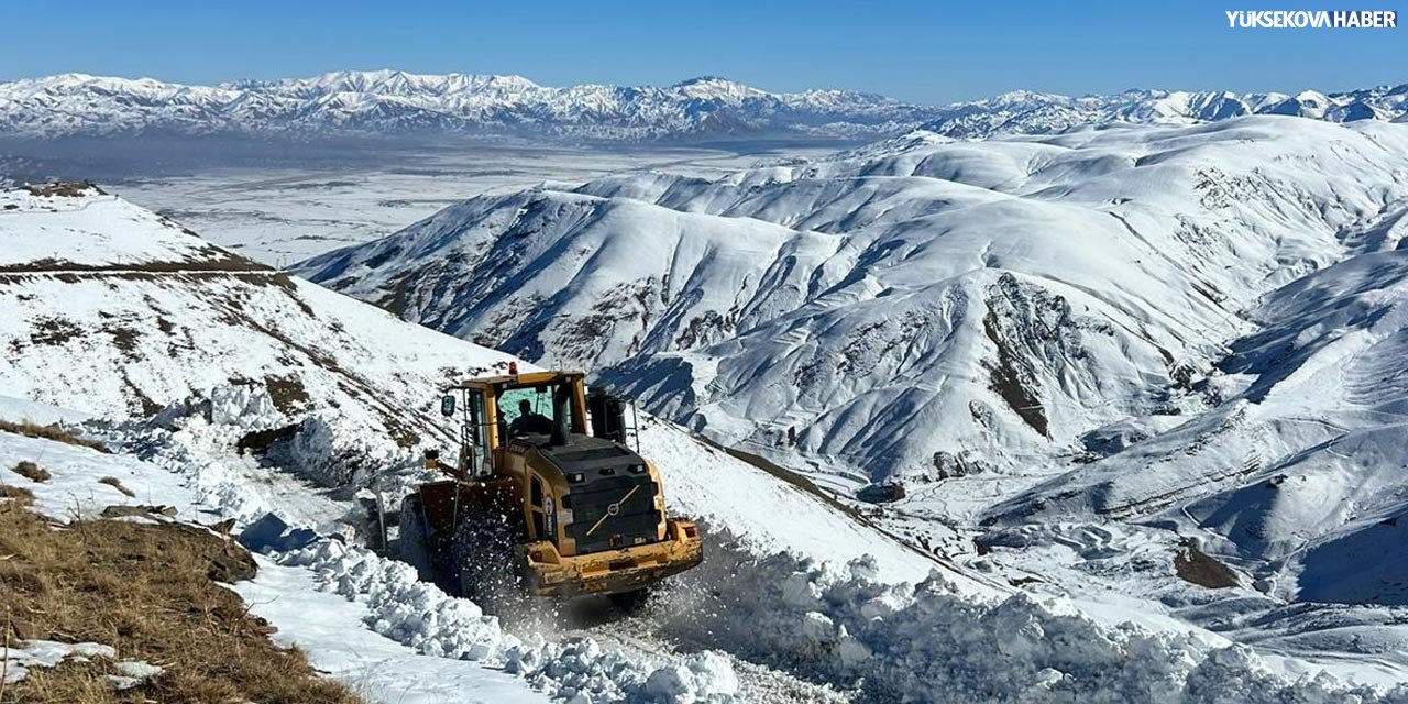 Yüksekova'da kardan kapanan üs bölgelerinin yolları açılıyor