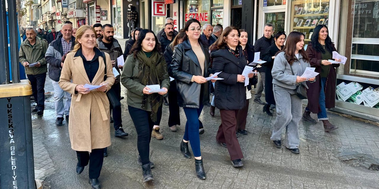 Yüksekova'da DEM Parti'den 25 Kasım yürüyüşü öncesi broşür dağıtımı