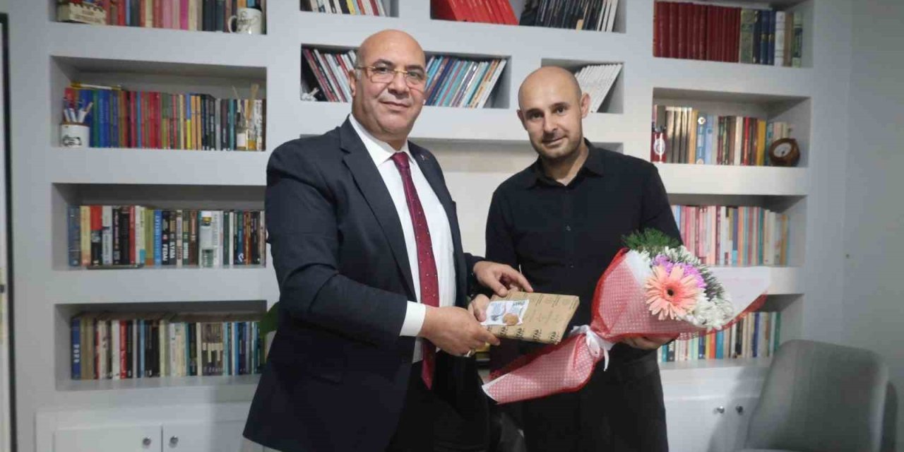 Van’da bıçaklı saldırıda yaralanan öğretmene moral ziyareti