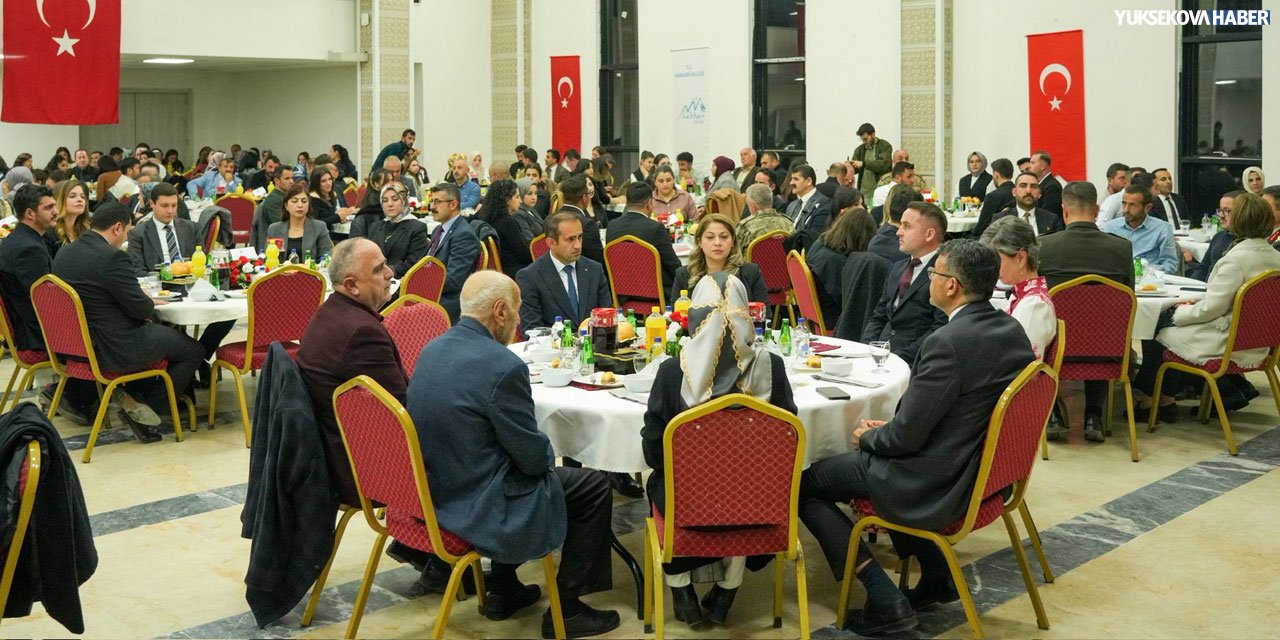 Hakkari Merkez'de  öğretmenler günü programı: Vali Çelik eğitimcilerle bir araya geldi