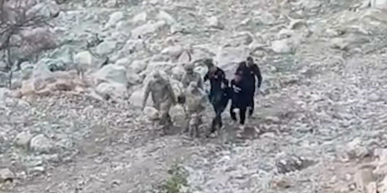 Eruh'ta araç şarampole yuvarlandı: 1’i ağır 4 yaralı