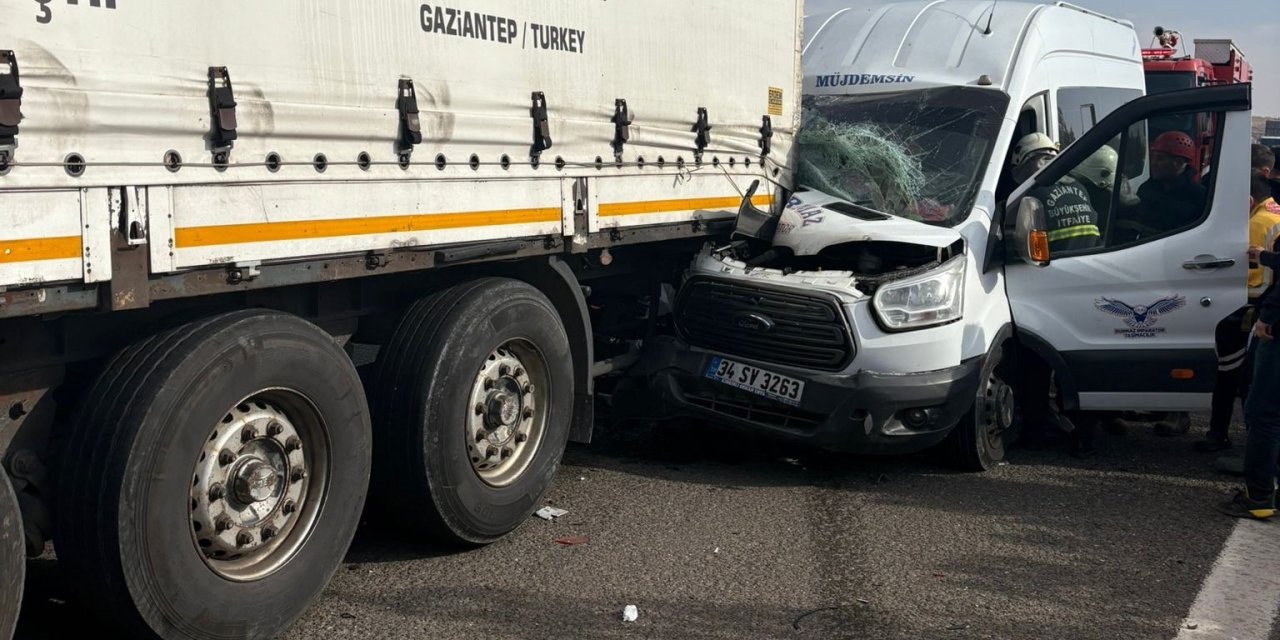 Antep’te minibüs tıra arkadan çarptı: 5 yaralı