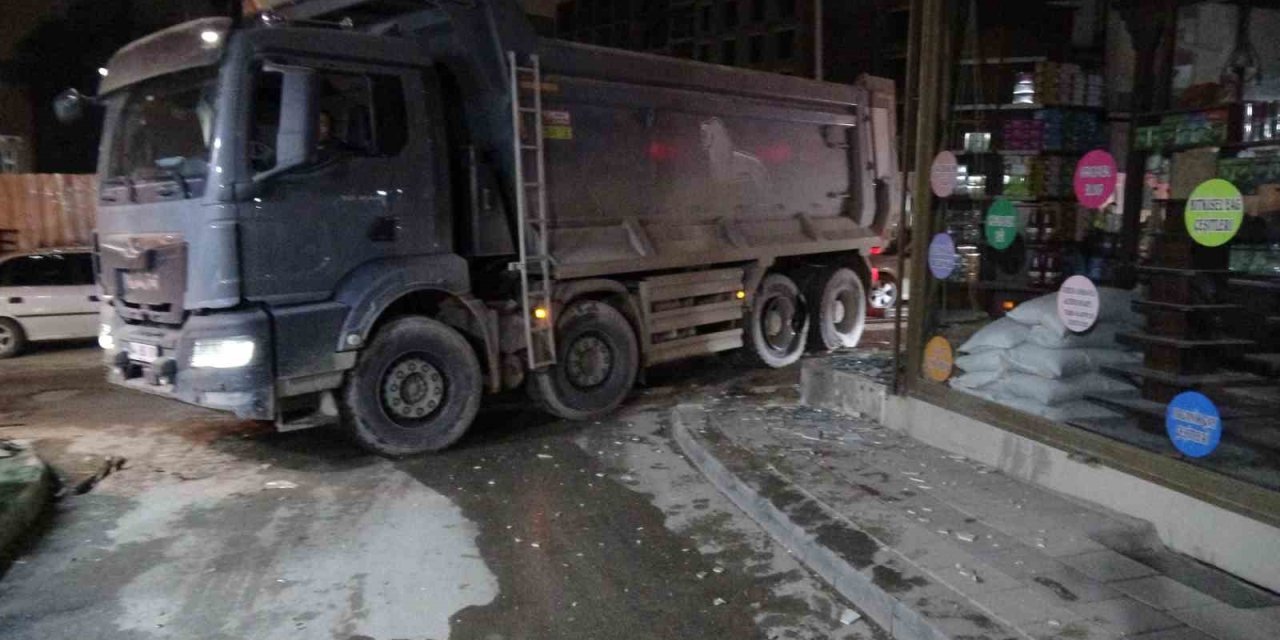 Hafriyat kamyonunun patlayan lastiği iş yerinin camlarını indirdi