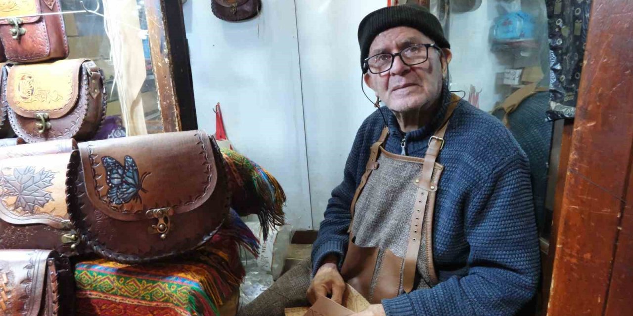 Gaziantep'te 66 yıldır teknolojiye direnerek çanta yapıyor