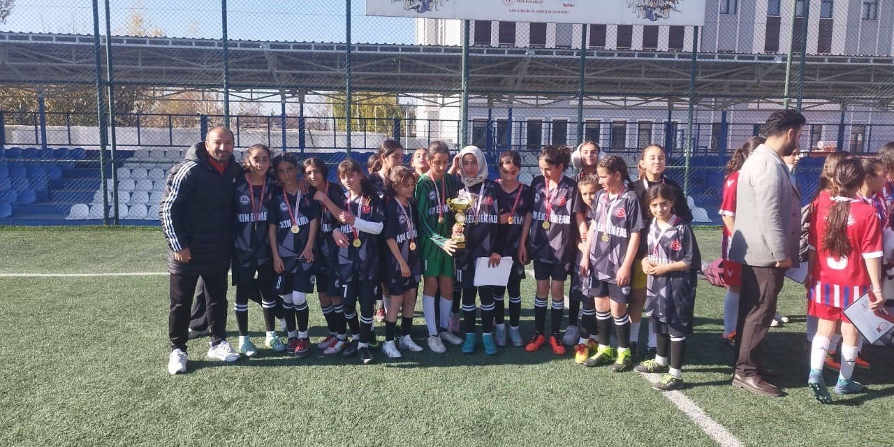 Özalplı kız futbol takımı il birinciliğine uzandı