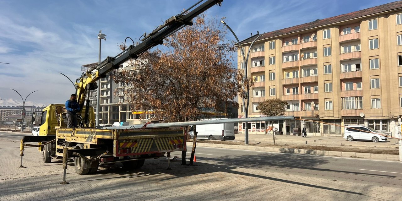 Yüksekova İpekyolu Caddesinde üstyapı ve aydınlatma çalışmaları başladı