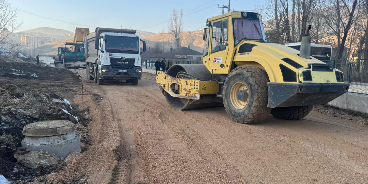 Yüksekova'da Pizok TOKİ yolunda zemin güçlendirme çalışması