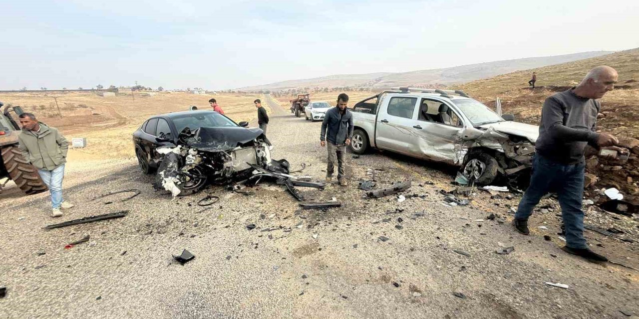 Diyarbakır’da iki otomobil kafa kafaya çarpıştı: 2 kişi yaralandı