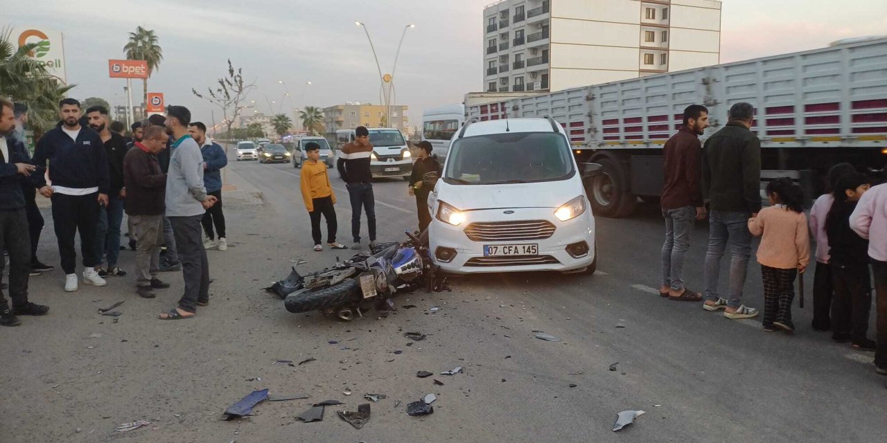Silopi'de motosiklet ile hafif ticari aracın çarpıştığı kaza kamerada: 2 yaralı