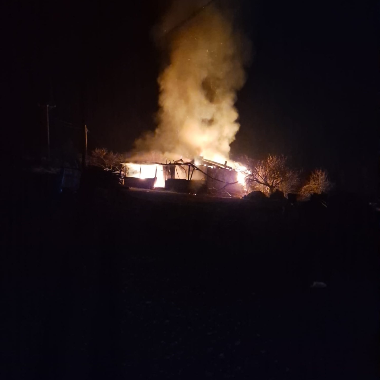 Malatya’da alevlere teslim olan ev küle döndü