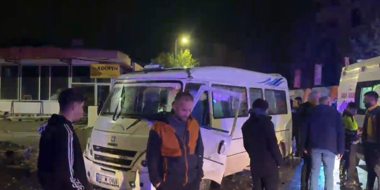 Yolcu minibüsü ile cip çarpıştı: 3 kişi yaralandı