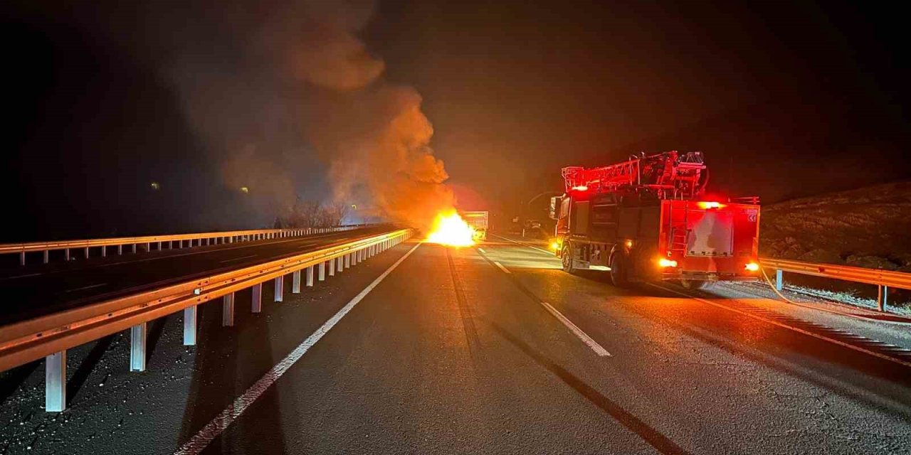 Römorka çarpan otomobil alev topuna döndü: 2 kişi yaralandı