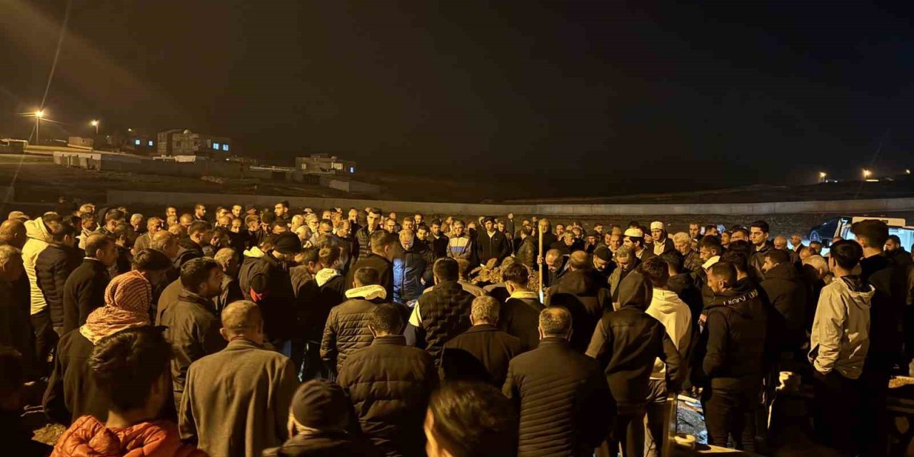 Kızıltepe'de evde ölü bulunan aileden baba defnedildi