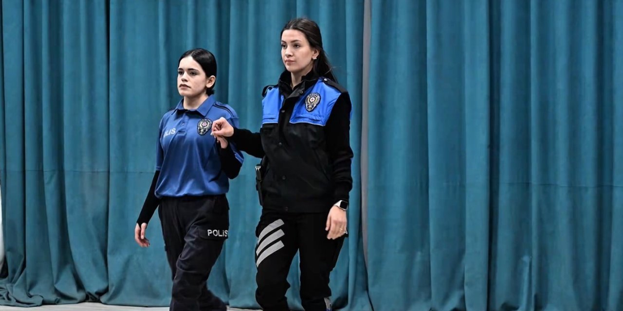 Hakkari’de kadına karşı şiddete farkındalık etkinliği yapıldı