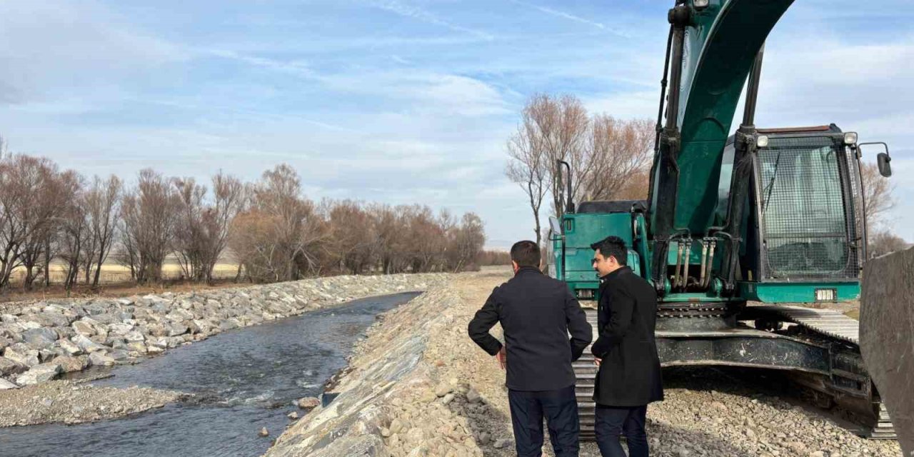 Susuz Çayı’nda dere ıslahı ve taşkın koruma çalışmaları sürüyor