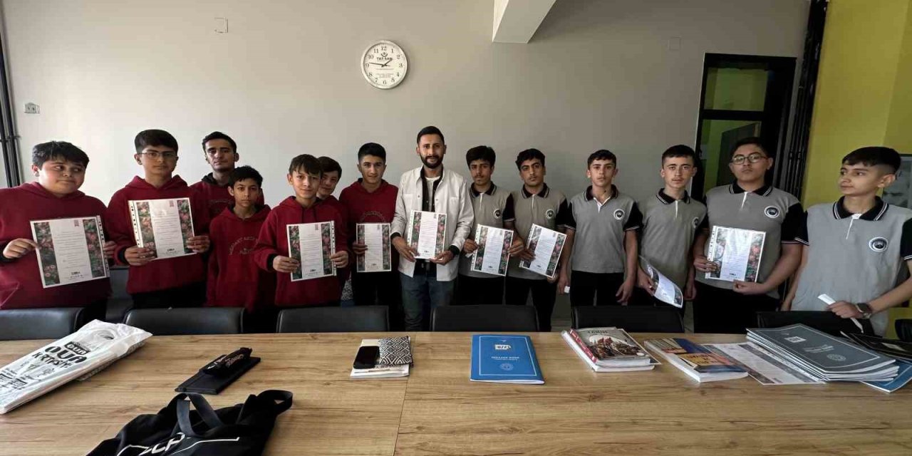 Yüksekova'da öğrencilerden öğretmenlere sürpriz