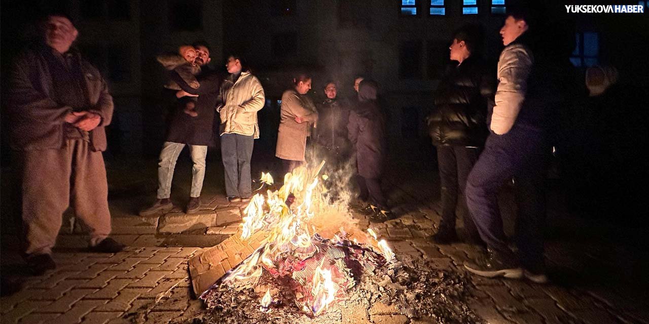 Yüksekova'da doğal gaz protestosu: Ateş yakıp ışık söndürme eylemi yaptılar