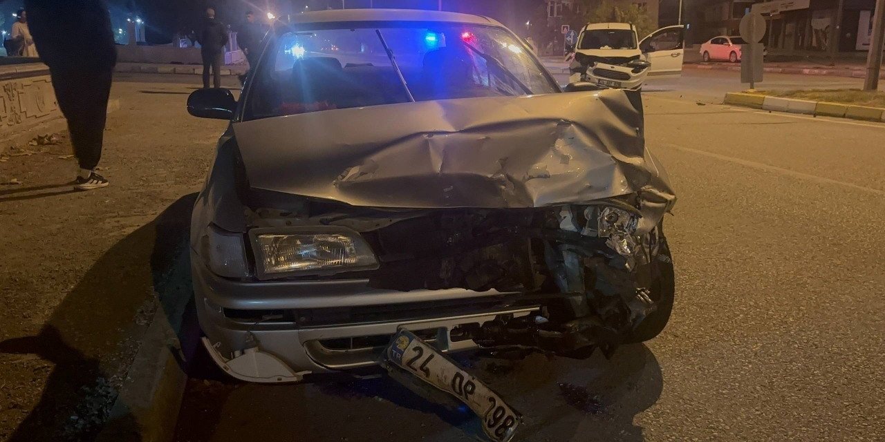 Erzincan’da iki araç kafa kafaya çarpıştı: 3 kişi yaralandı