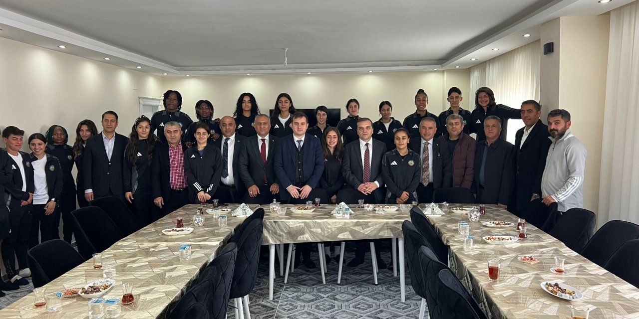 Hakkari Cumhuriyet Başsavcısı’ndan Yüksekova Spor Kadın Futbol Takımı’na ziyaret
