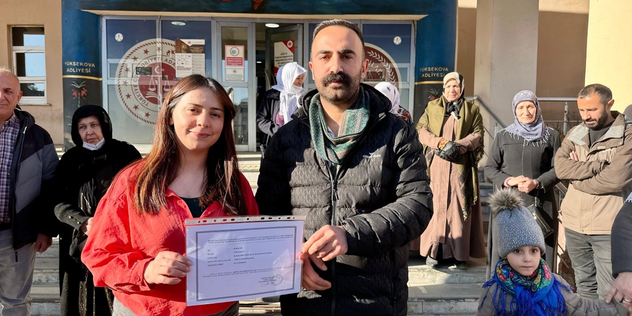 Yüksekova yeni seçilen DEM Parti İlçe Eşbaşkanları mazbatalarını aldı