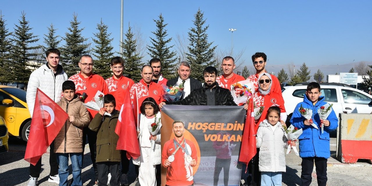Olimpiyat fatihi çiçeklerle Erzurum'da karşılandı