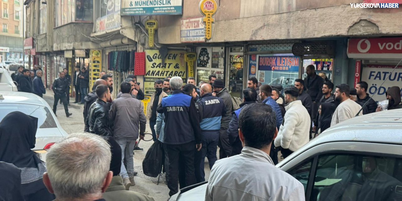 İran'dan gelip Yüksekova'da seyyar satıcılık yapanlara zabıta ekipleri müdahale etti