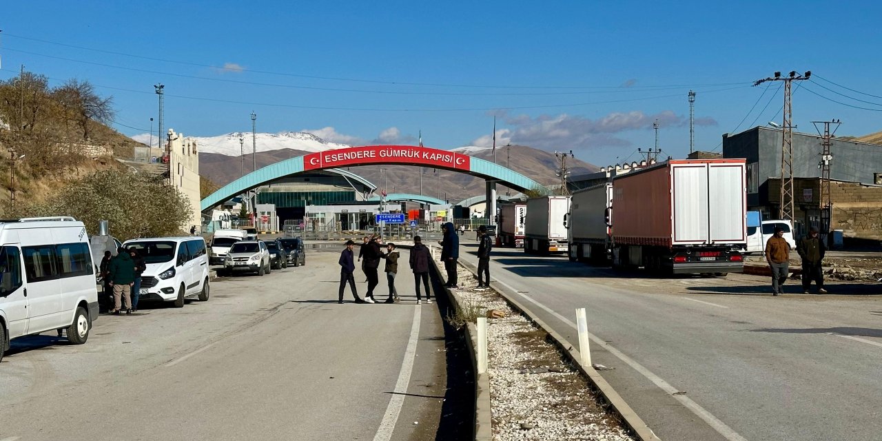 Esendere Gümrük Kapısı’nda 2 kilometrelik TIR kuyruğu oluştu