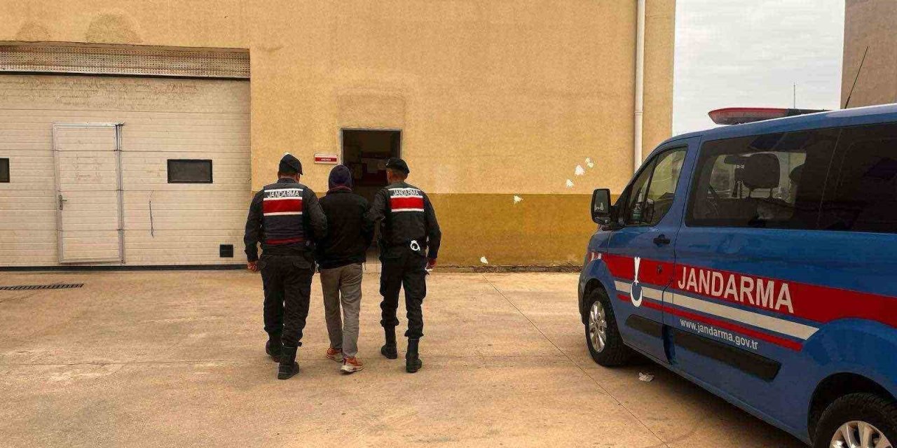 Hırsızlık suçundan 25 yıl kesinleşmiş cezayla aranan kişiyi jandarma yakaladı