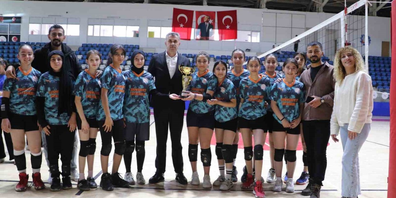 Hakkari’de Yıldız Kızlar Voleybol İl Birinciliği sona erdi