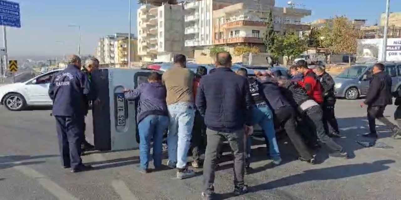 Nizip Otogar Kavşağı’nda çarpışan iki araçta maddi hasar oluştu