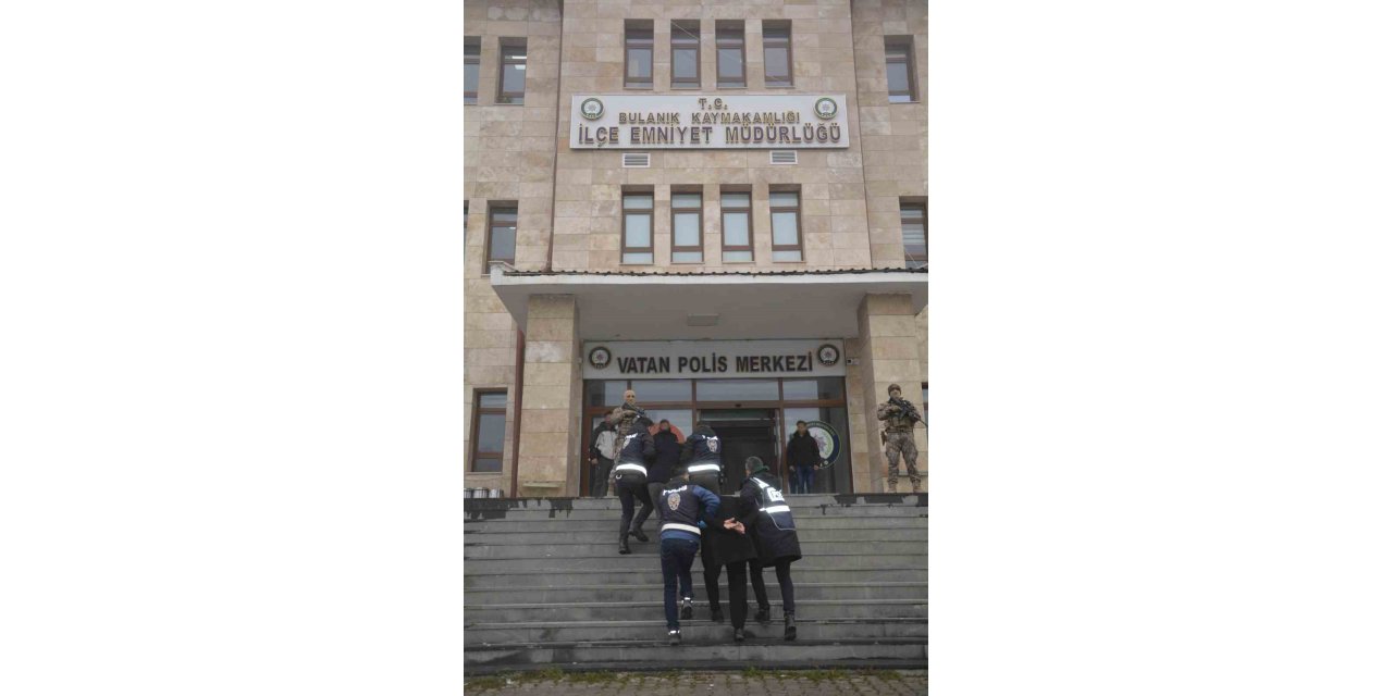 Muş’ta firari 2 kişi suç aleti silahla yakalanarak tutuklandı