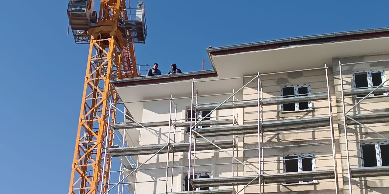 Adıyaman'da intihar girişiminde bulunan arkadaşlarına aldırış etmeden çalışmaya devam ettiler