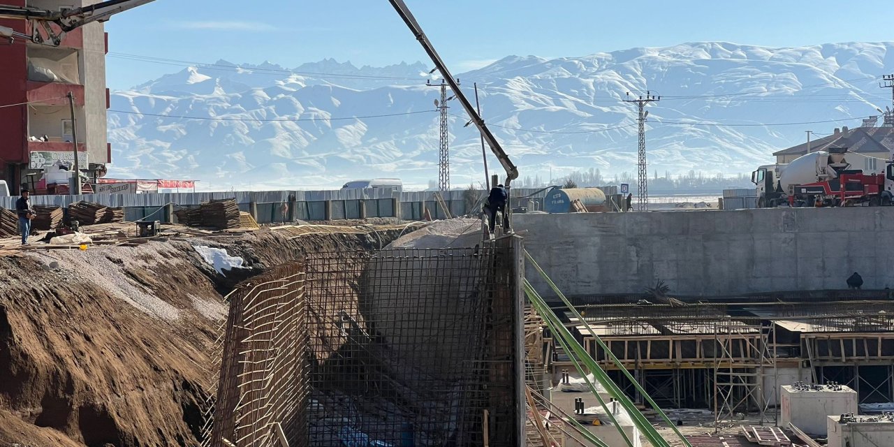 Yüksekova’daki 100 yataklı hastanede fore kazık çalışmaları tamamlanıyor