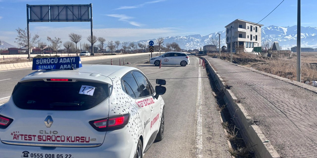 Yüksekova’da MTSK Direksiyon Sınavı başladı: 300 aday ter dökecek