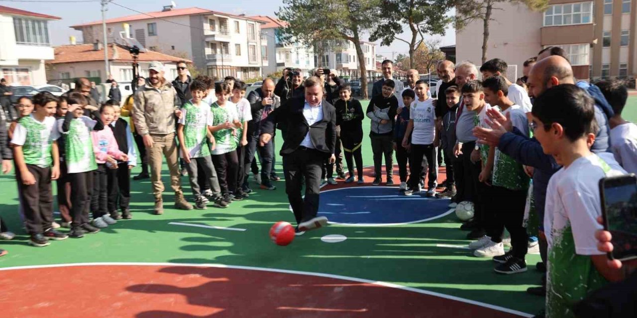Erzincan’da 101 okulun bahçesine kauçuk zemin yapıldı