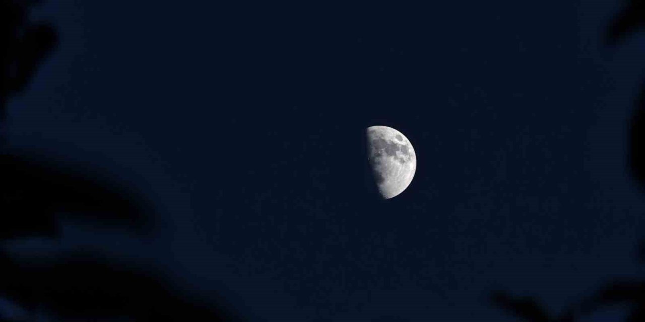 Ahlat’ta yarım ay manzarası hayran bıraktı