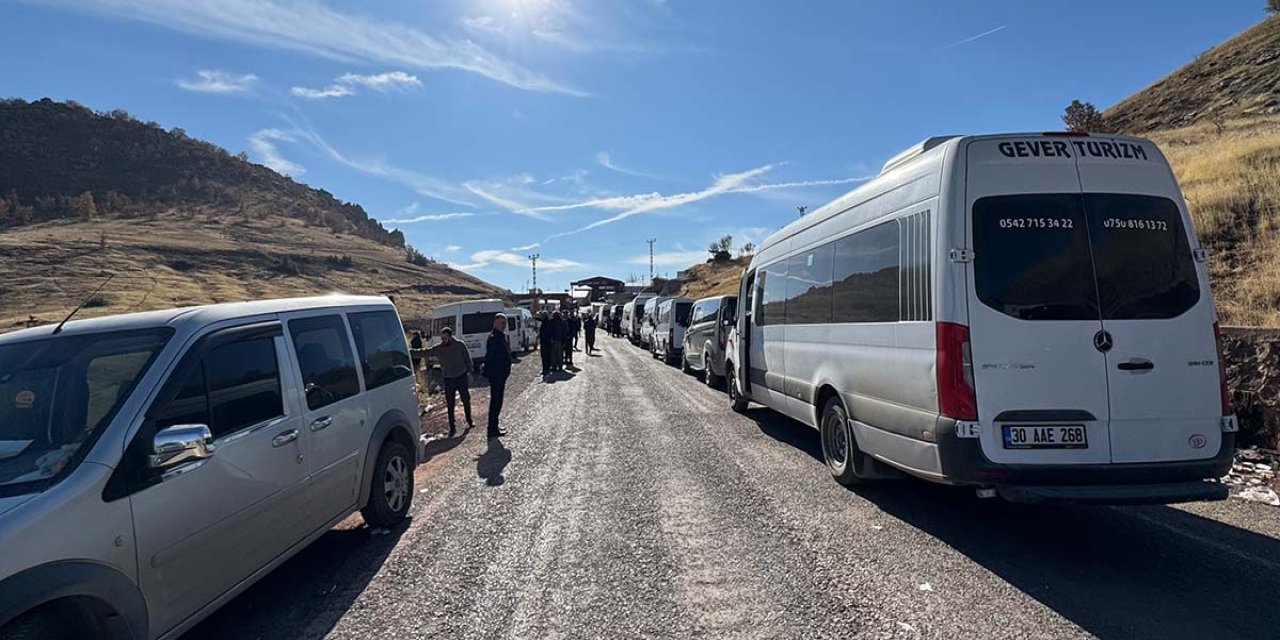 Üzümlü Gümrük Kapısı’nda uzun araç kuyrukları oluştu