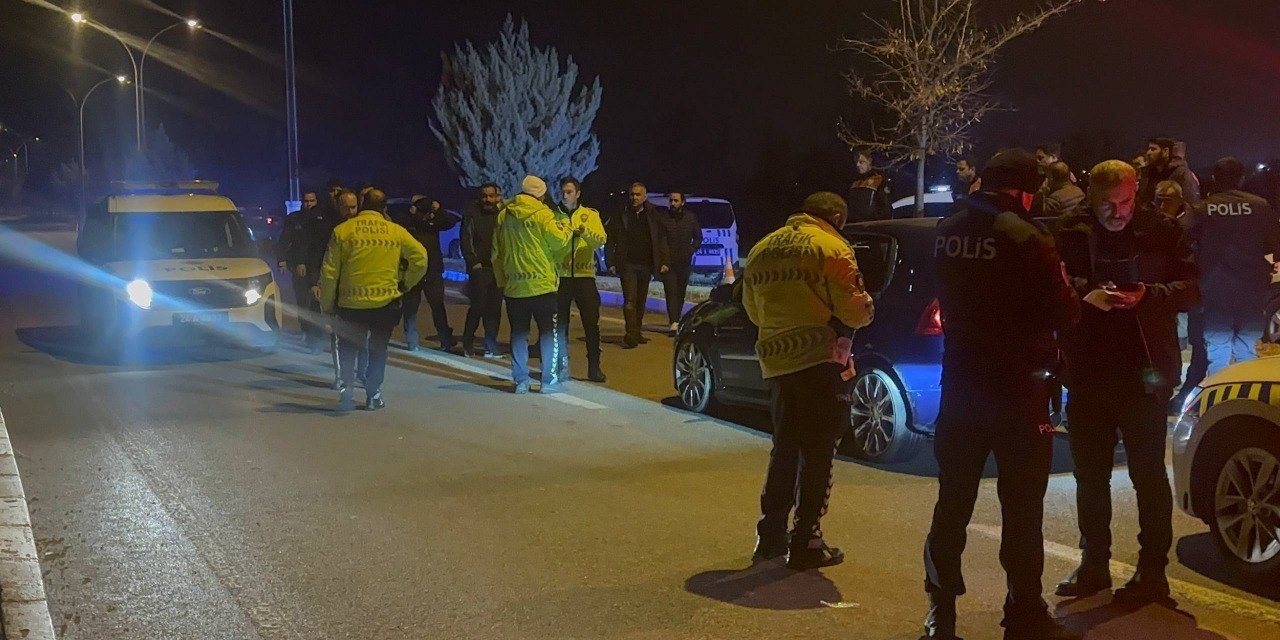 Erzincan'da polisten kaçan alkollü sürücü 3 araca çarptı