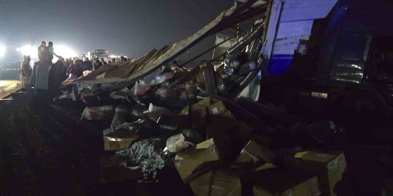 Şanlıurfa-Diyarbakır karayolunda tekstil malzemesi yüklü tır devrildi