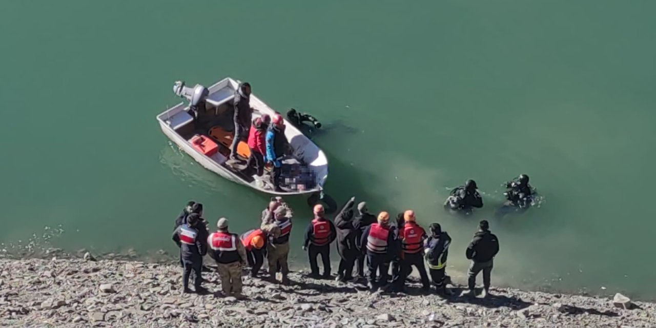 Zernek barajına yuvarlanan araçtan 2 kişi ölü olarak çıkarıldı