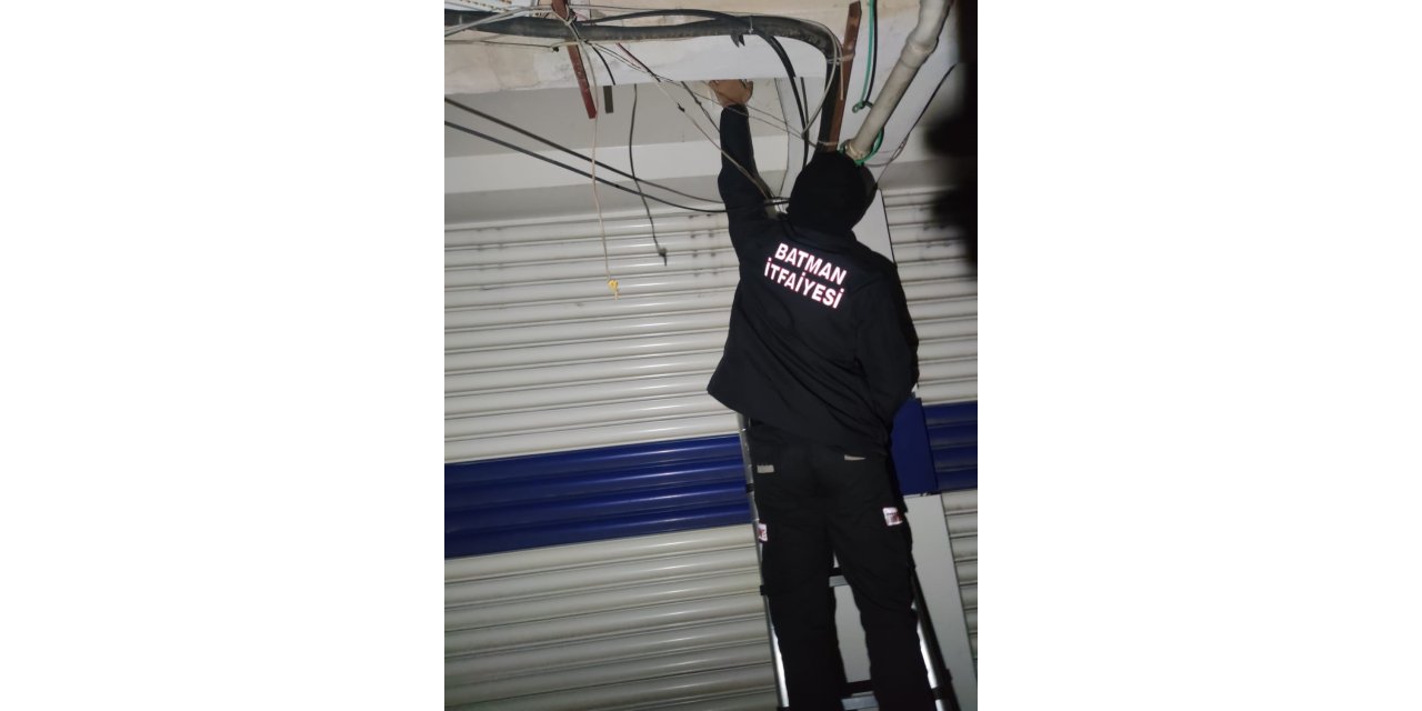 Batman’da kuaför dükkanında mahsur kalan 3 kişi kurtarıldı